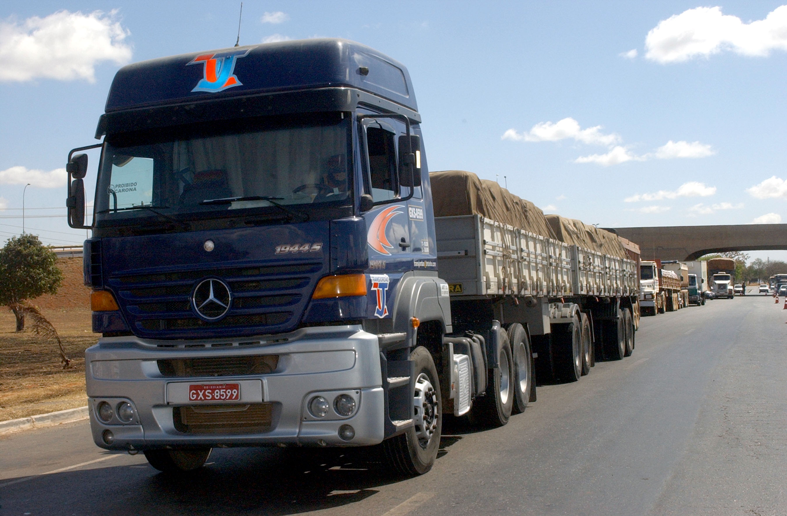Caminhões estão parados no Mato Grosso em plena época de colheita do milho